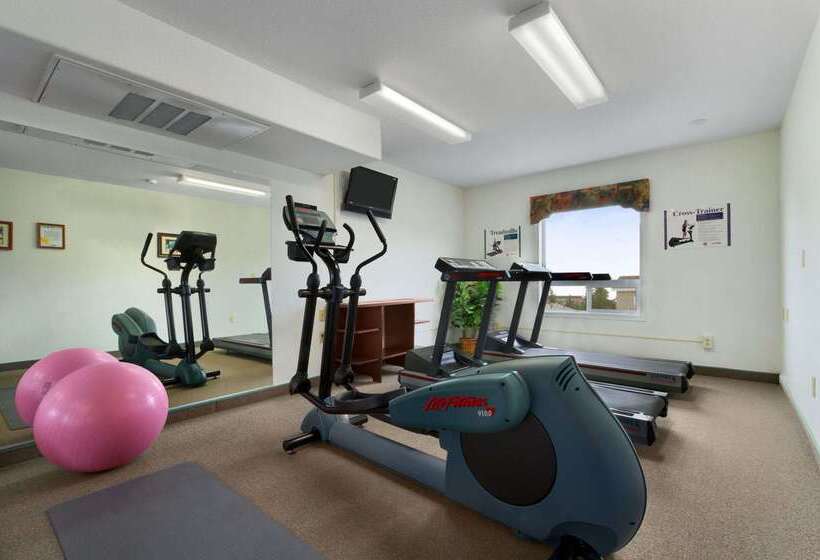 فندق Super 8 By Wyndham Yellowknife