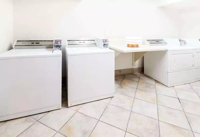 汽车旅馆  Super 8 By Wyndham High River Ab