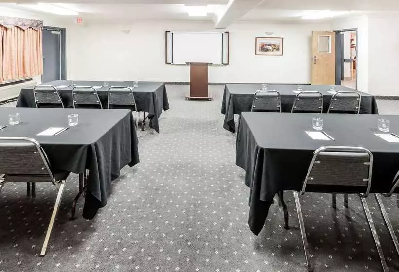 汽车旅馆  Super 8 By Wyndham High River Ab