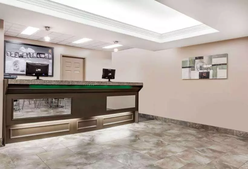 Motel Super 8 By Wyndham Saskatoon Near Saskatoon Airport