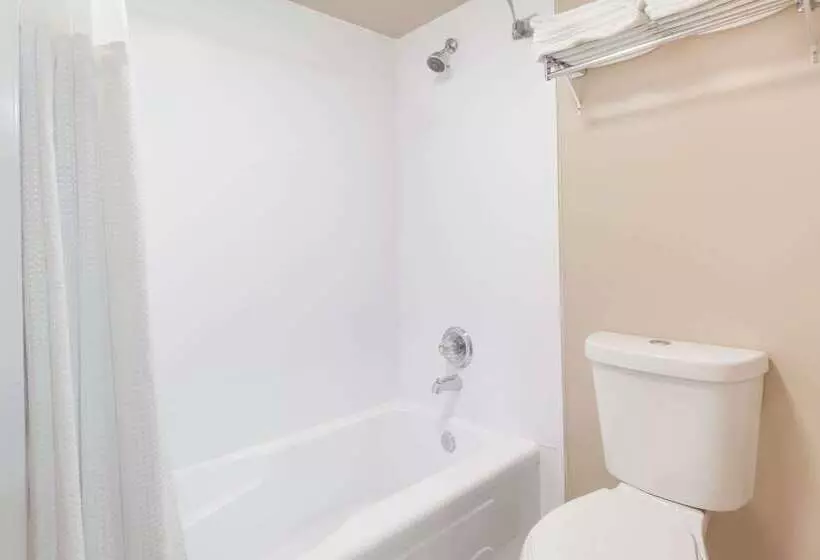 Motel Super 8 By Wyndham Saskatoon Near Saskatoon Airport