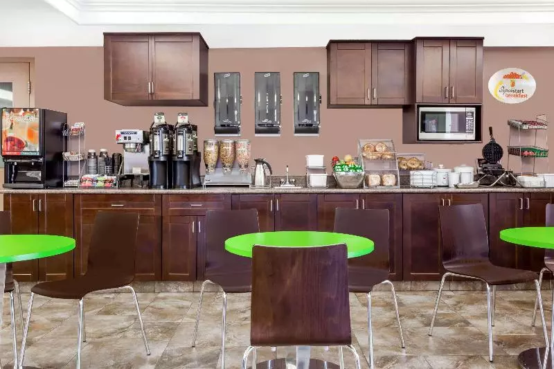 Motel Super 8 By Wyndham Saskatoon Near Saskatoon Airport