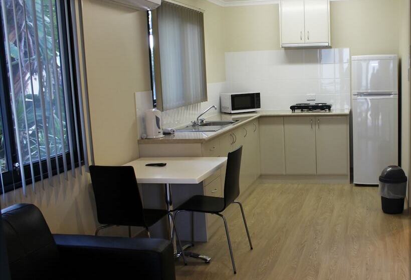 Отель Acclaim Kingsway Tourist Park