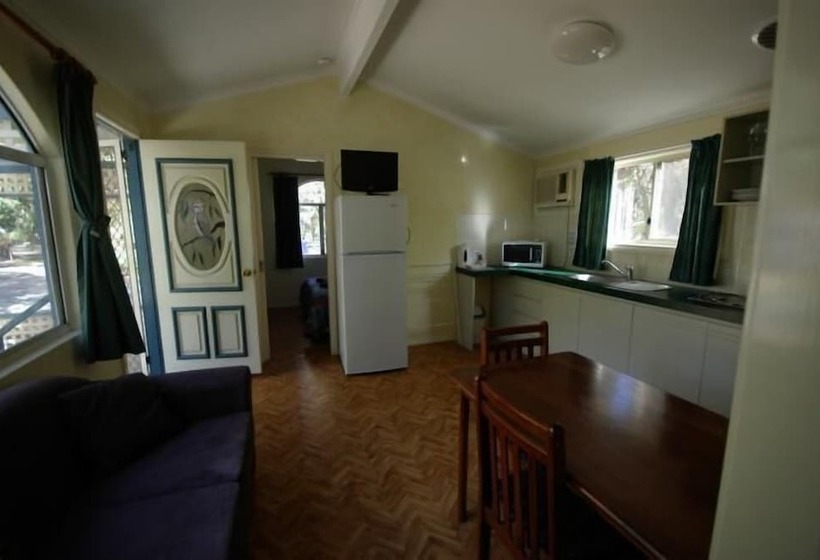 Отель Acclaim Kingsway Tourist Park