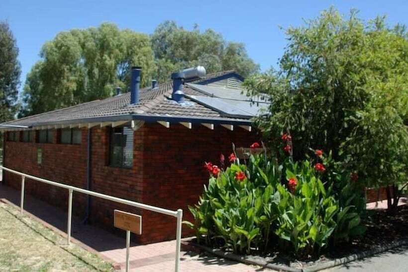 Отель Acclaim Kingsway Tourist Park