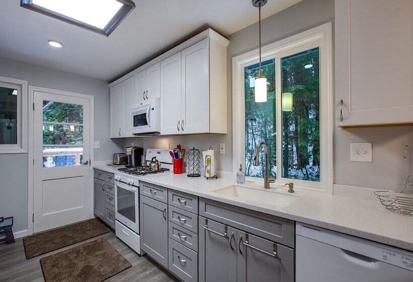 49sl Hot Tub Wifi Fireplace Sleeps 10