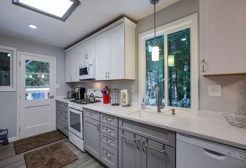 49sl   Hot Tub   Wifi   Fireplace   Sleeps 10