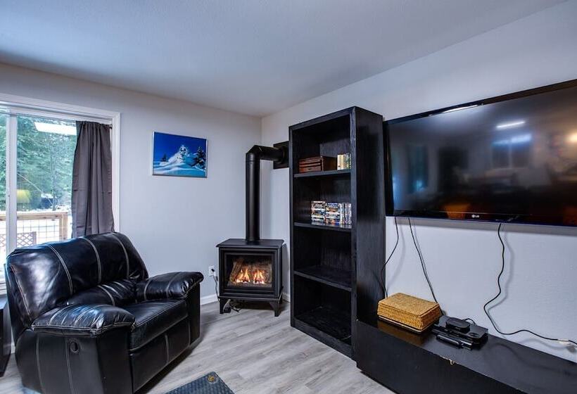 49sl Hot Tub Wifi Fireplace Sleeps 10