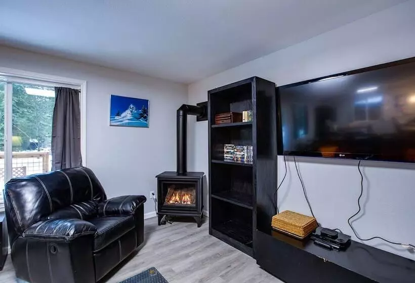 49sl   Hot Tub   Wifi   Fireplace   Sleeps 10