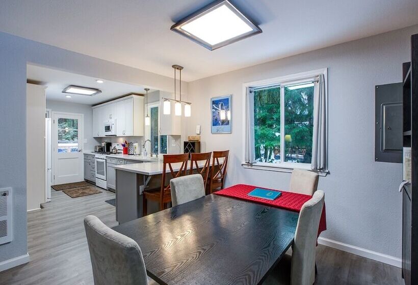 49sl Hot Tub Wifi Fireplace Sleeps 10