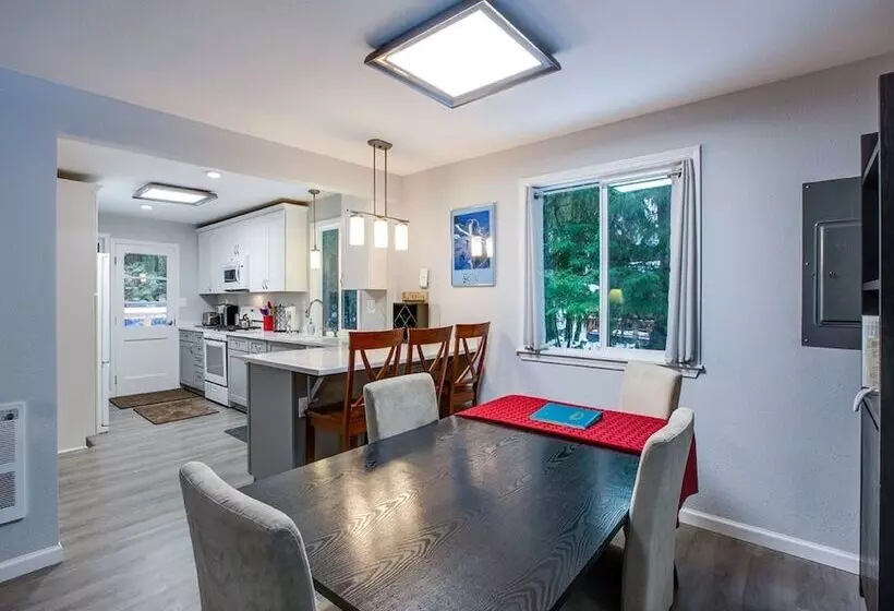 49sl   Hot Tub   Wifi   Fireplace   Sleeps 10