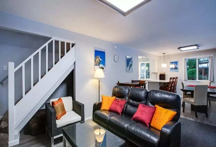 49sl   Hot Tub   Wifi   Fireplace   Sleeps 10