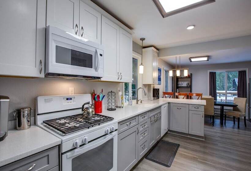 49sl Hot Tub Wifi Fireplace Sleeps 10