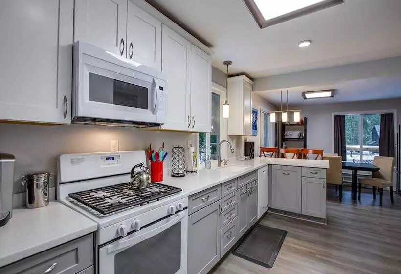 49sl   Hot Tub   Wifi   Fireplace   Sleeps 10