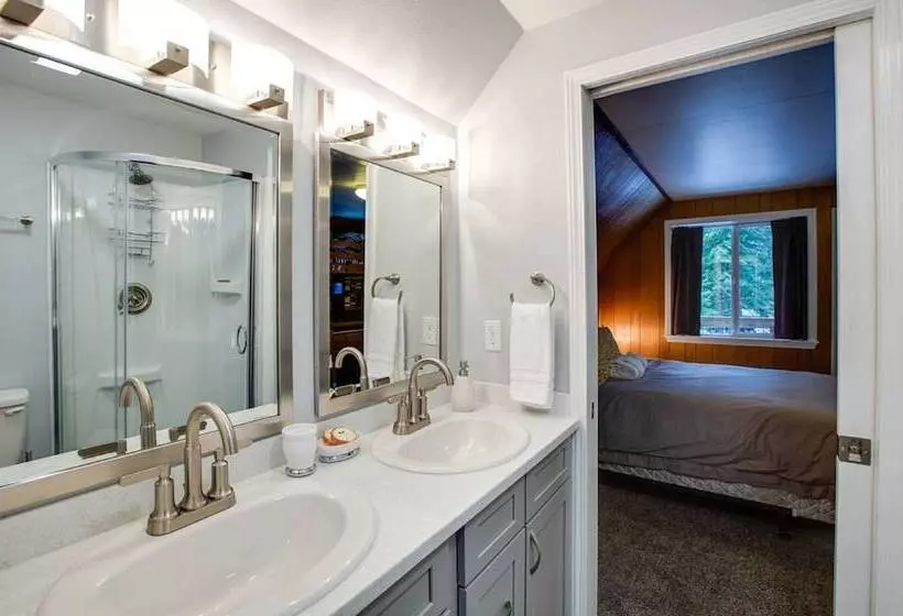 49sl   Hot Tub   Wifi   Fireplace   Sleeps 10