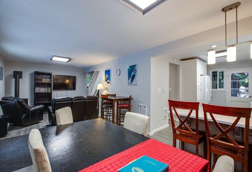 49sl Hot Tub Wifi Fireplace Sleeps 10