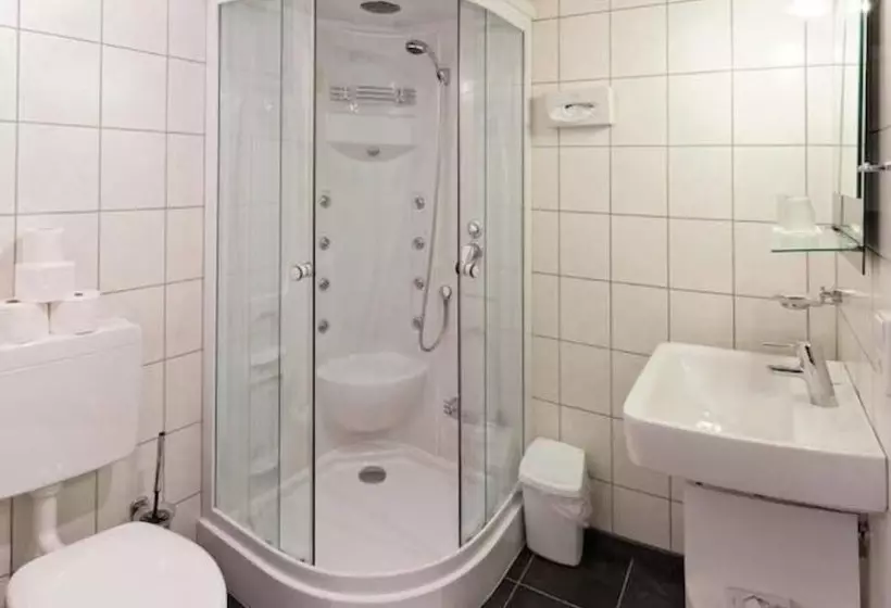 Hotelli Gästehaus Zur Lilie