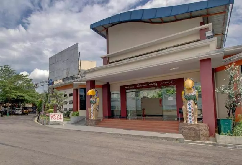 هتل Oyo 89997  Bumi Kedaton Waterpark