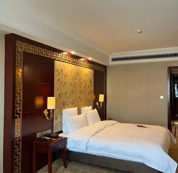 Days Hotel & Suites China Town   Metro Line 2 & Line 6   Nearby Orange Island  Wuyi Square Changsha
