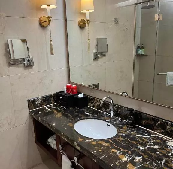 Days Hotel & Suites China Town   Metro Line 2 & Line 6   Nearby Orange Island  Wuyi Square Changsha