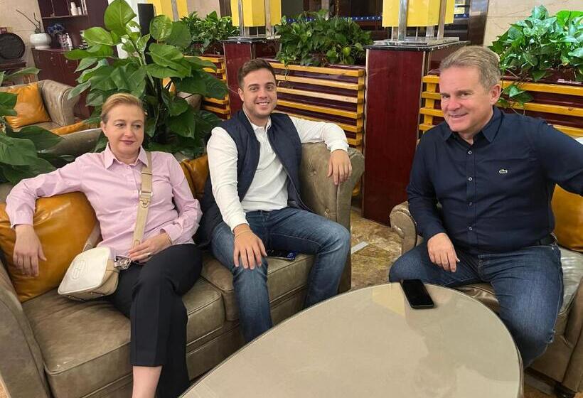 Days Hotel & Suites China Town   Metro Line 2 & Line 6   Nearby Orange Island  Wuyi Square Changsha