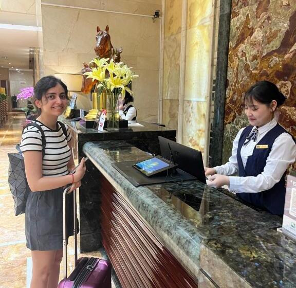 Days Hotel & Suites China Town   Metro Line 2 & Line 6   Nearby Orange Island  Wuyi Square Changsha