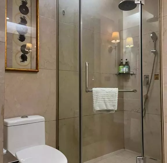 Days Hotel & Suites China Town   Metro Line 2 & Line 6   Nearby Orange Island  Wuyi Square Changsha