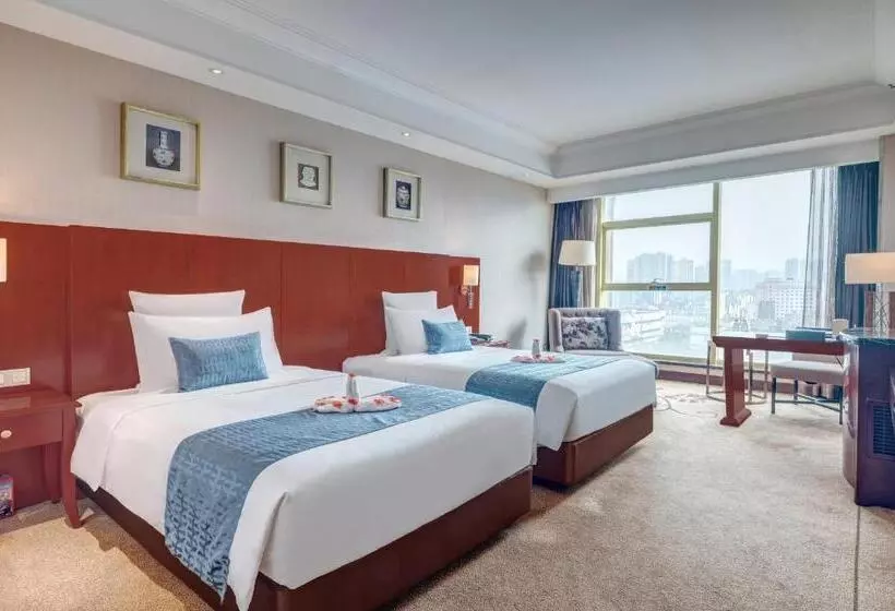 Days Hotel & Suites China Town   Metro Line 2 & Line 6   Nearby Orange Island  Wuyi Square Changsha