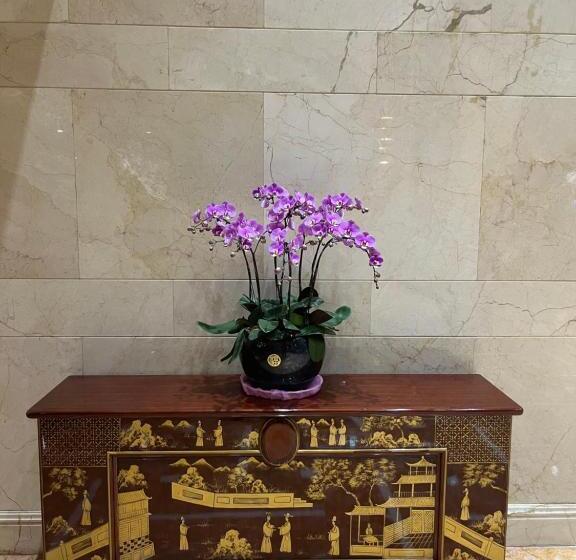 Days Hotel & Suites China Town   Metro Line 2 & Line 6   Nearby Orange Island  Wuyi Square Changsha