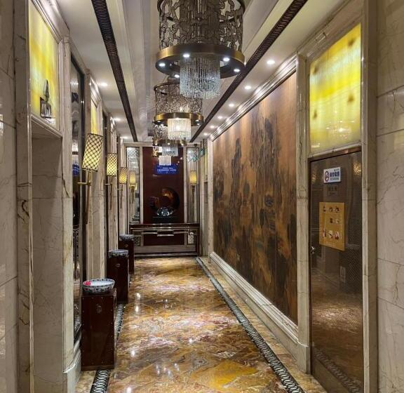 Days Hotel & Suites China Town   Metro Line 2 & Line 6   Nearby Orange Island  Wuyi Square Changsha