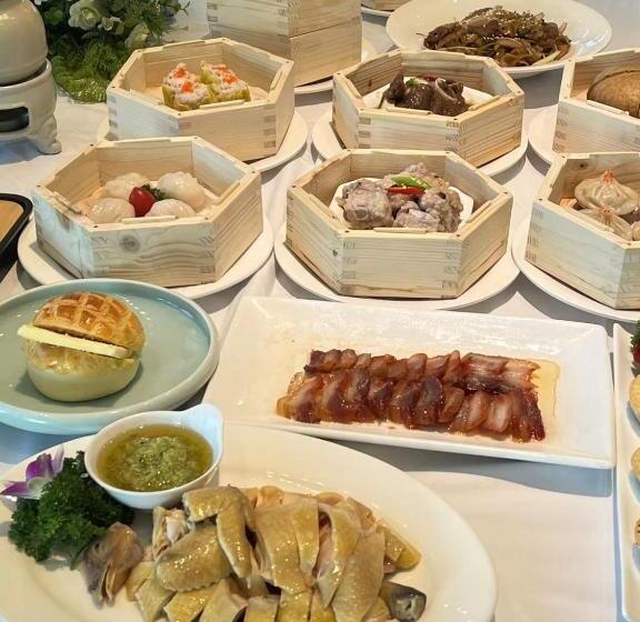 Days Hotel & Suites China Town   Metro Line 2 & Line 6   Nearby Orange Island  Wuyi Square Changsha