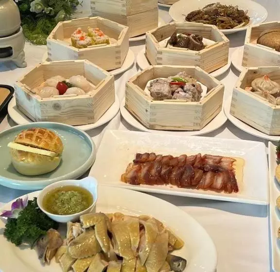 Days Hotel & Suites China Town   Metro Line 2 & Line 6   Nearby Orange Island  Wuyi Square Changsha