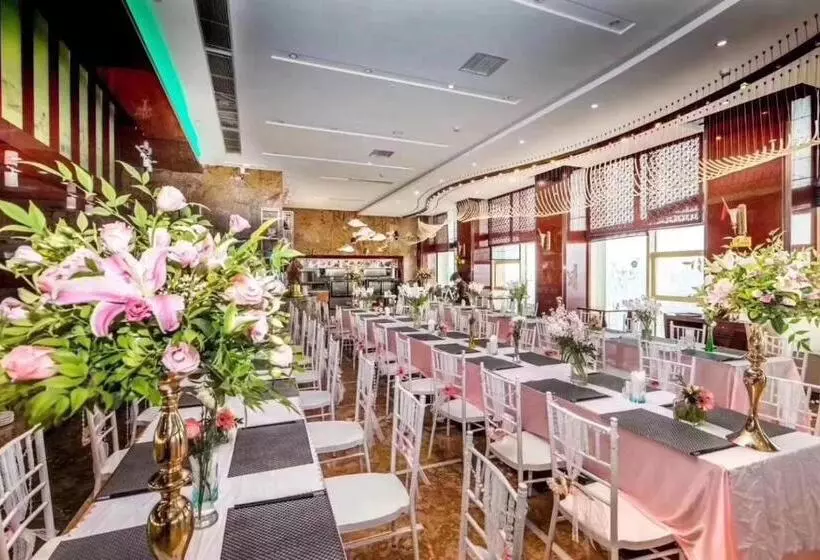 Days Hotel & Suites China Town   Metro Line 2 & Line 6   Nearby Orange Island  Wuyi Square Changsha