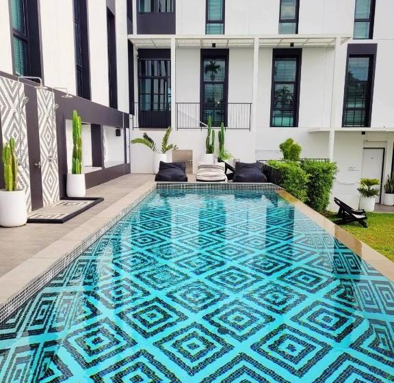 Blu Monkey Hub & Hotel Ranong