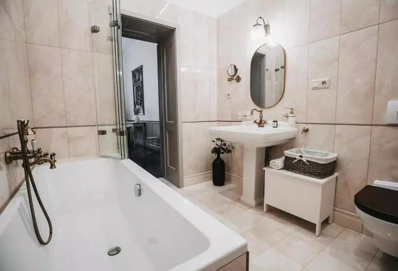 تختخواب و صبحانه Room42   Suites & Apartments