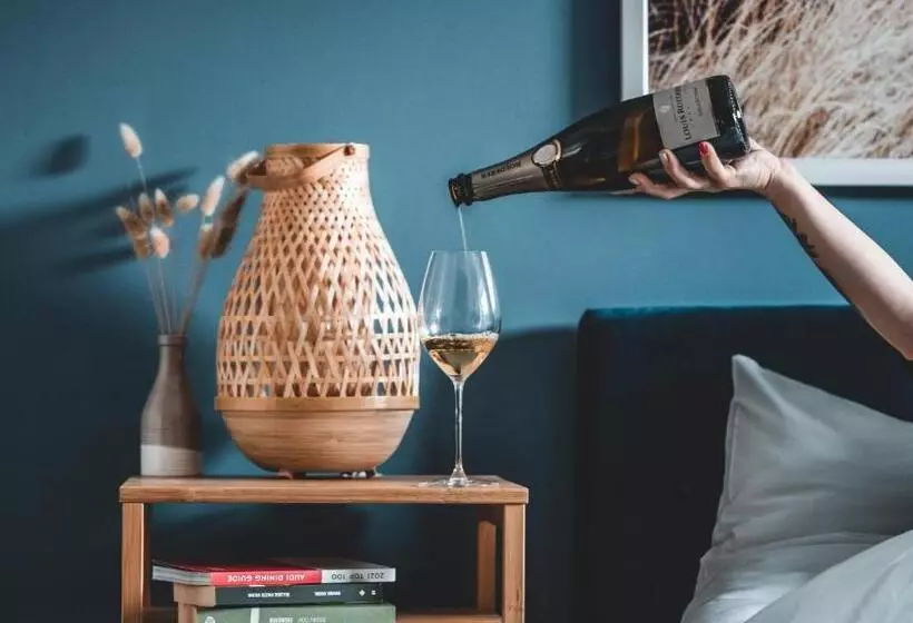 تختخواب و صبحانه Room42   Suites & Apartments