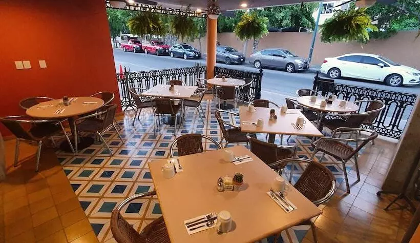 ホテル Azteca Inn