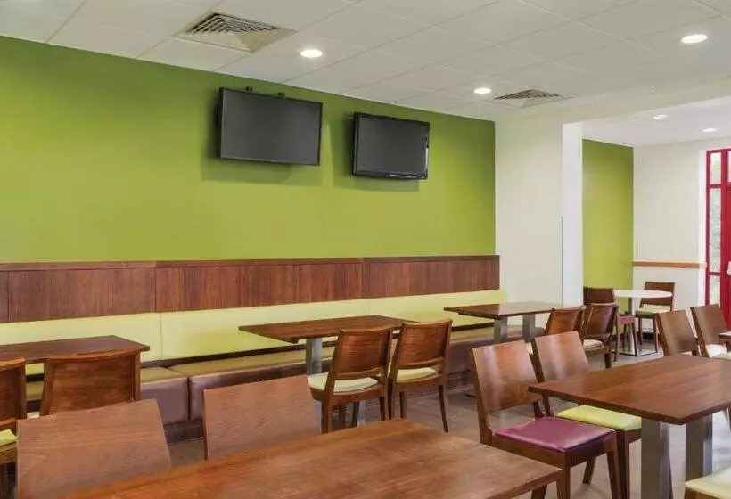 فندق Days Inn Magor