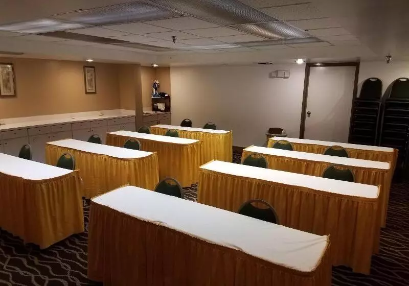 هتل Ramada By Wyndham Temple Terrace/tampa North