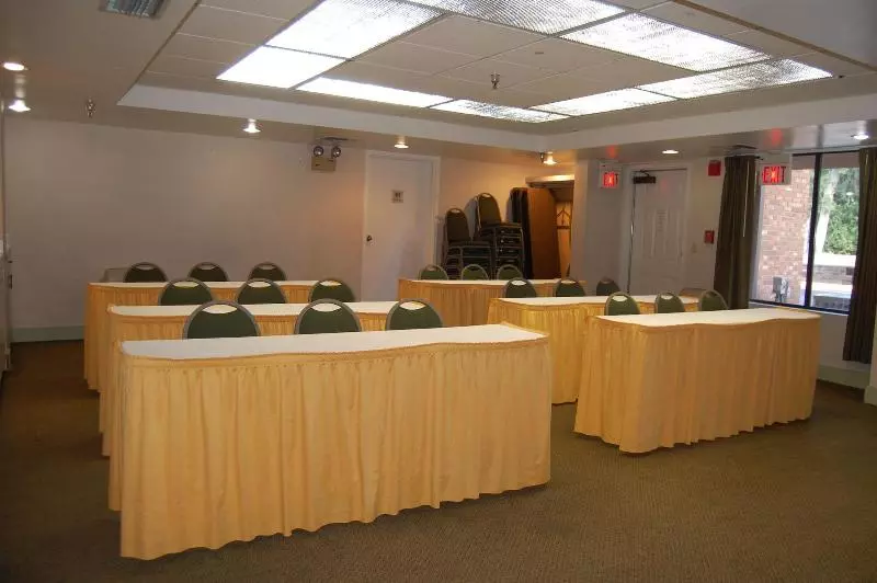 هتل Ramada By Wyndham Temple Terrace/tampa North