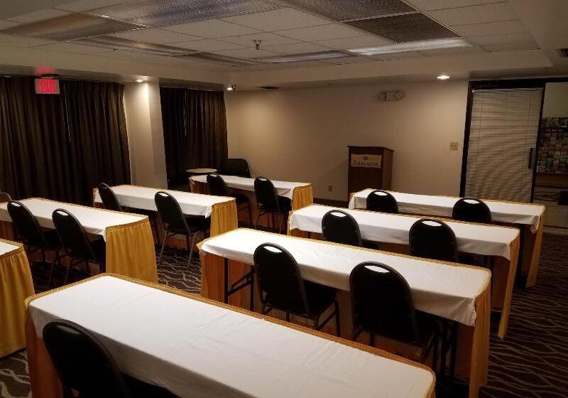 فندق Ramada By Wyndham Temple Terrace/tampa North