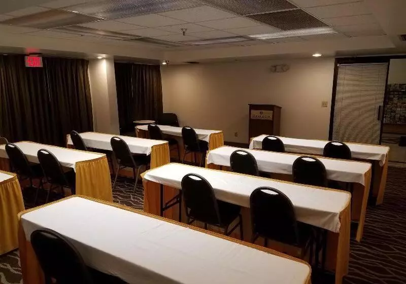 هتل Ramada By Wyndham Temple Terrace/tampa North