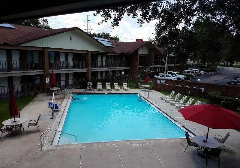 هتل Ramada By Wyndham Temple Terrace/tampa North