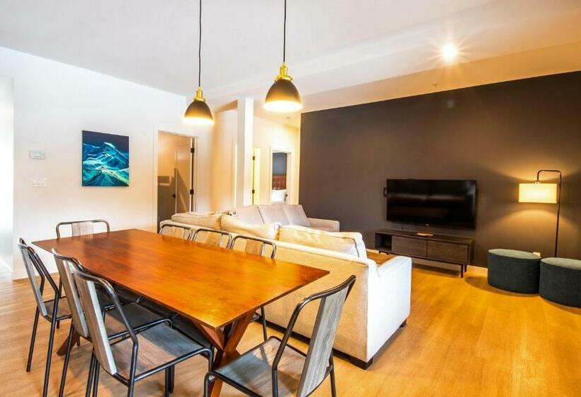 בית מלון כפרי Basecamp Resorts Revelstoke