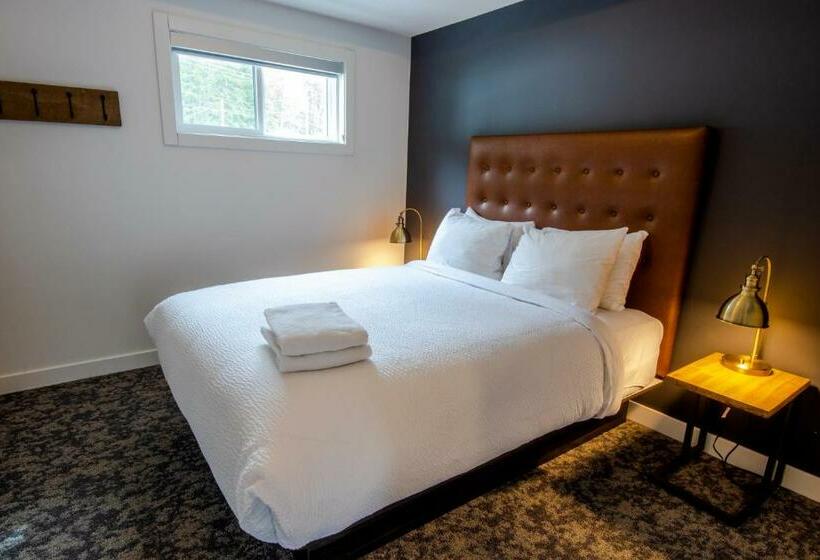 בית מלון כפרי Basecamp Resorts Revelstoke