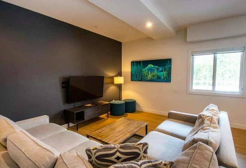 ホテル Basecamp Resorts Revelstoke