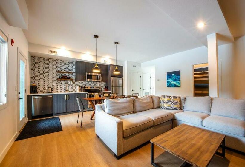 בית מלון כפרי Basecamp Resorts Revelstoke