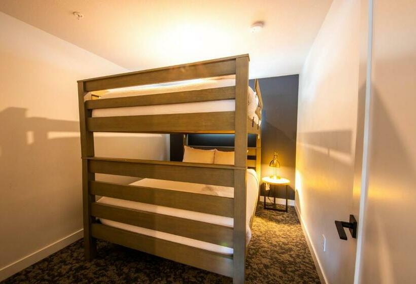 בית מלון כפרי Basecamp Resorts Revelstoke