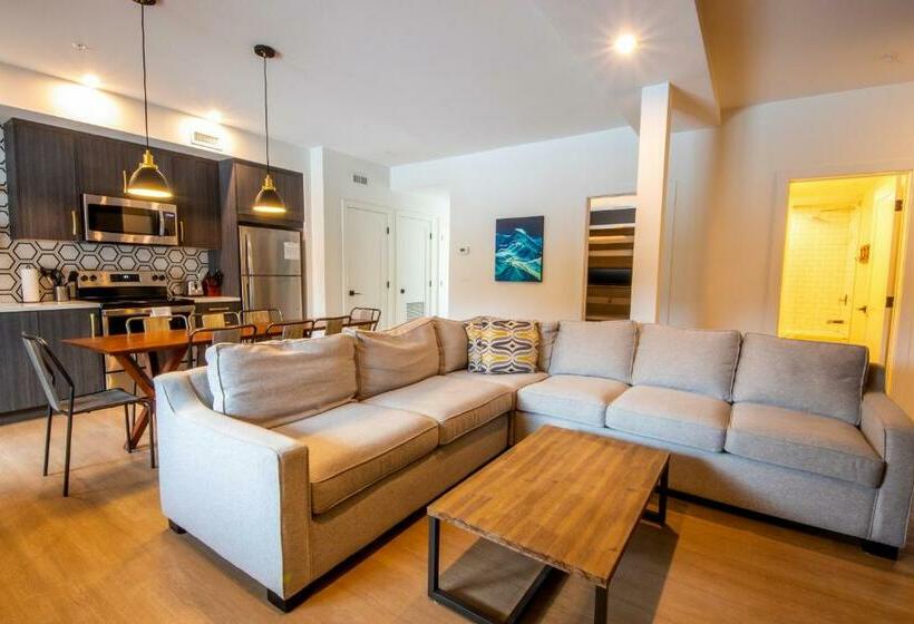 בית מלון כפרי Basecamp Resorts Revelstoke