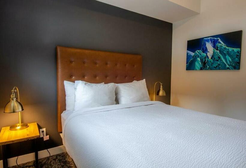 בית מלון כפרי Basecamp Resorts Revelstoke